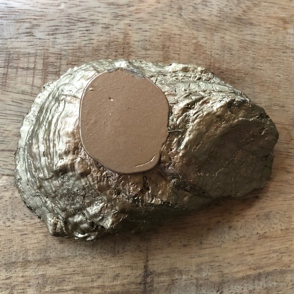 Oyster shell with 🐝 (bees) painted on the inside finished in gold - Picture 8 of 10